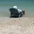 Мъж заспа на плаж близо до брега и се озова във вода до шията ВИДЕО