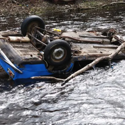 Лек автомобил управляван от 18 годишно момиче е паднал в коритото