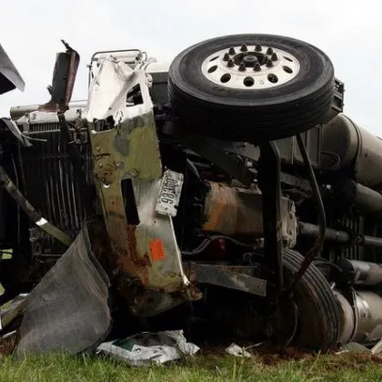 Над 20 души са пострадали при преобръщането на камион в