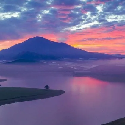 Туристическо корабче се преобърна по време на буря във Виетнам