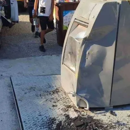 Таксиметров автомобил катастрофира пред магазин разположен в близост до блок