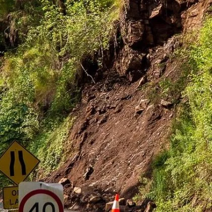 Проливните дъждове в Южна Корея предизвикаха свлачище в района на