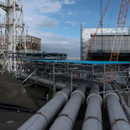 Десетки чували със слабо радиоактивна почва взета от района на