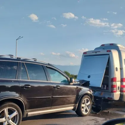 Джип и пътнически бус са се сблъскали тази вечер в