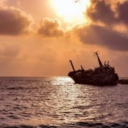 Най малко петима души загинаха а 300 бяха спасени след като