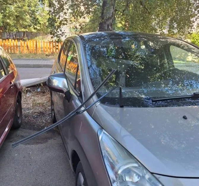 Паркоместата – новото бойно поле в София: поредна кола падна жертва СНИМКА
