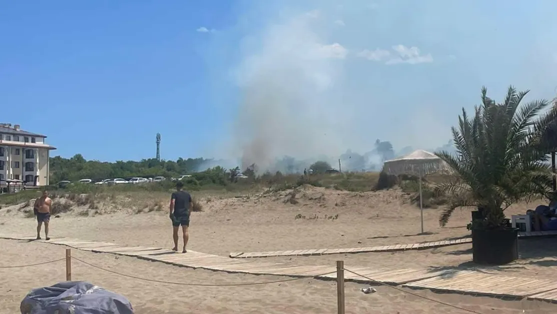 Пожар гори в района на плаж "Нестинарка" ВИДЕО