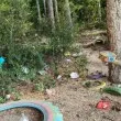 Грозна свинщина оставиха купонджии край красив язовир СНИМКИ