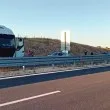 Камион разкъса мантинелата, помете кола в насрещното СНИМКИ