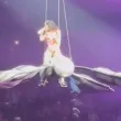 Кейти Пери едва не падна върху публиката от летяща пеперуда ВИДЕО
