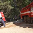 Пожар гори в труднодостъпна местност край Батак СНИМКИ