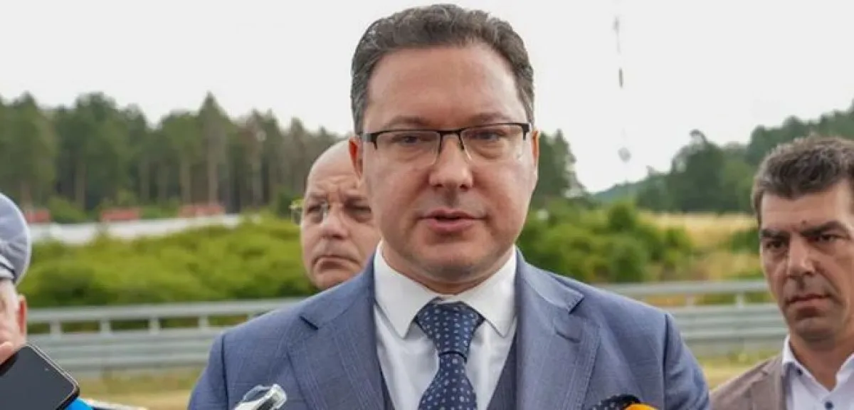 Заблуда в София: Шофьор паркира на забранено, сложи жилетка „Полиция"