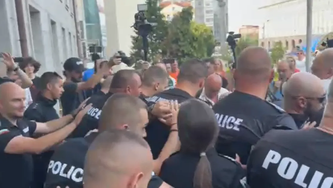 Протест на БОЕЦ пред КПК, стигна се до напрежение ВИДЕО