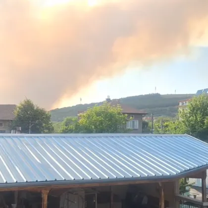 Голям пожар край Костинброд, търсят доброволци за гасенето му ВИДЕО