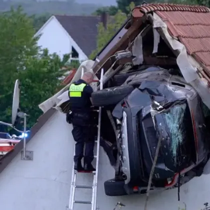 Няколко души включително деца бяха ранени при зрелищна катастрофа в