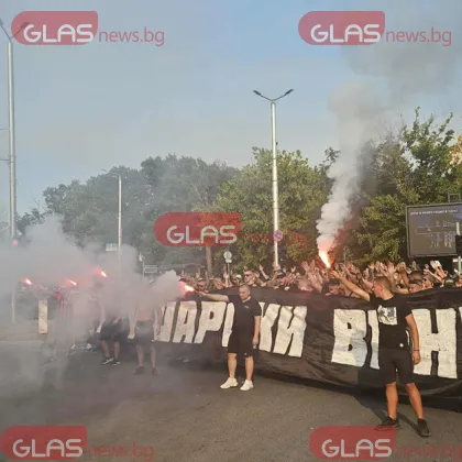 С Крушарски вън факли и бомбички черно белите фенове