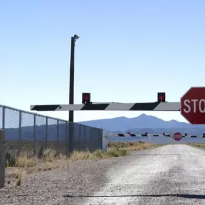 Множество служители в Зона 51 са починали или са се