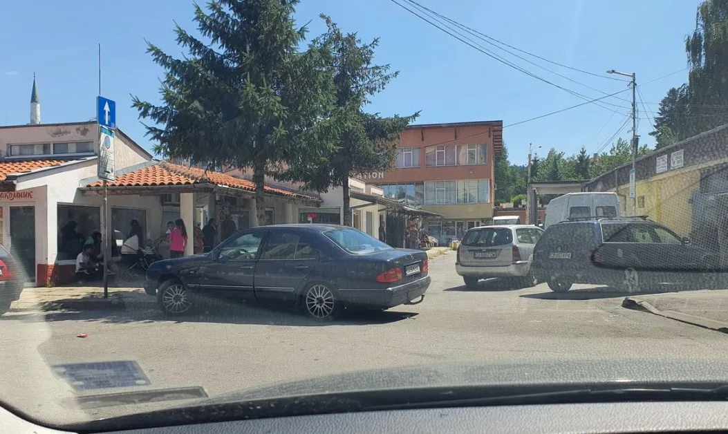 Стар Мерцедес блесна с майсторско паркиране СНИМКА