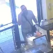 Издирват мъж, задигнал пари от търговски обект в Пловдив ВИДЕО