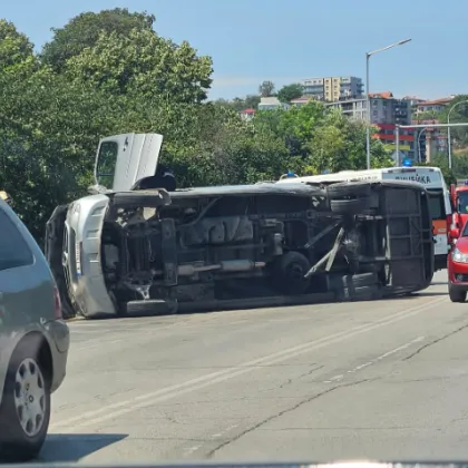 Катастрофа стана днес във Варна Бус се е обърнал странично