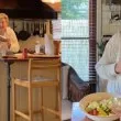 92-годишна баба покорява интернет с вечерния си ритуал