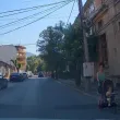Къде е по-безопасно - по тротоара или на платното? Спор в Сливен заради майка с триколка СНИМКА