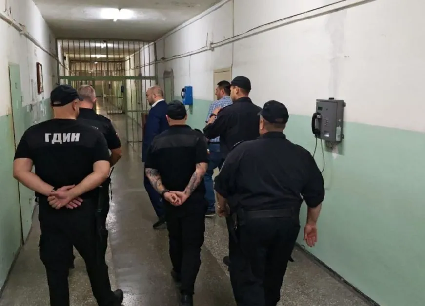 Дрога и мобилен телефон откриха в пловдивския затвор СНИМКИ