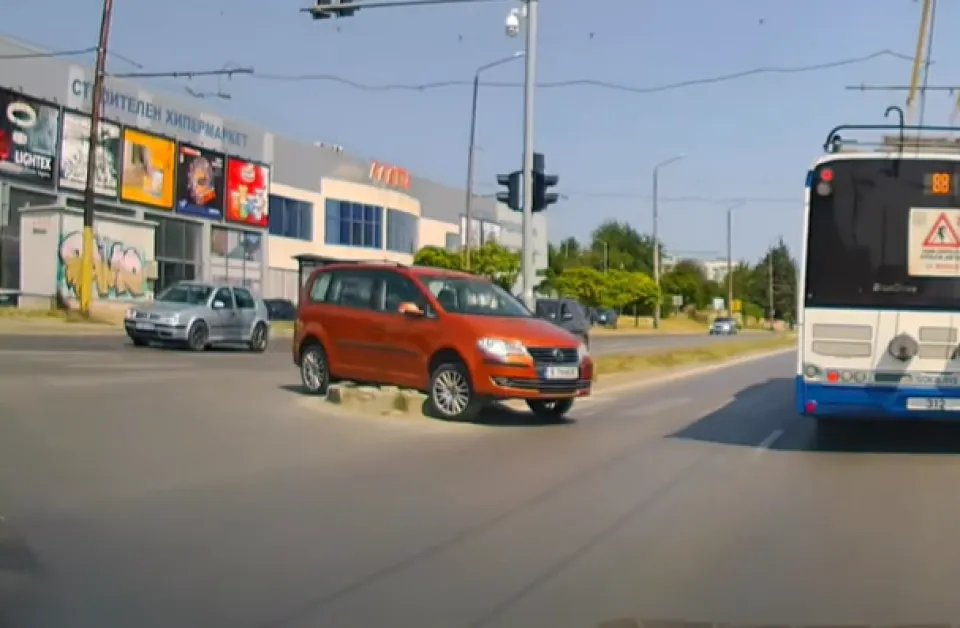 Кола се заклещи на пътен остров СНИМКА
