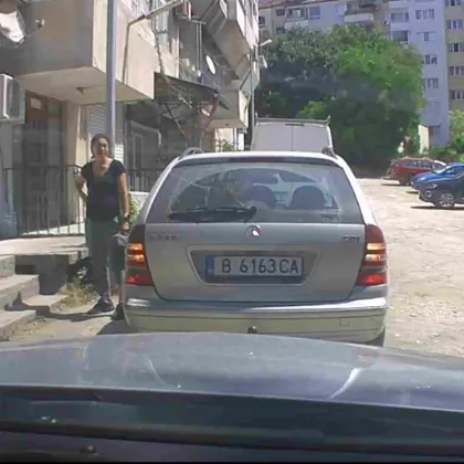 Нагло паркиране беше заснето във варненския квартал Победа където шофьорка