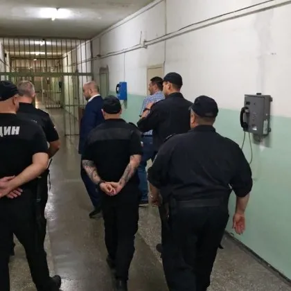 Мобилен телефон и наркотични вещества бяха открити вчера при извънредната