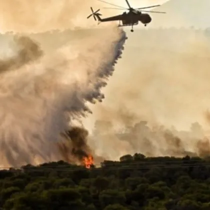 Военнослужещи с два хеликоптера Кугар от състава на военновъздушните сили
