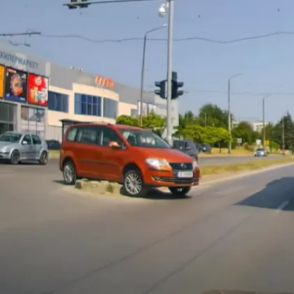 Кола се заклещи на пътен остров СНИМКА