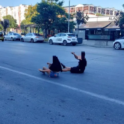 Двама младежи бяха заснети седнали насред пътното платно на улица