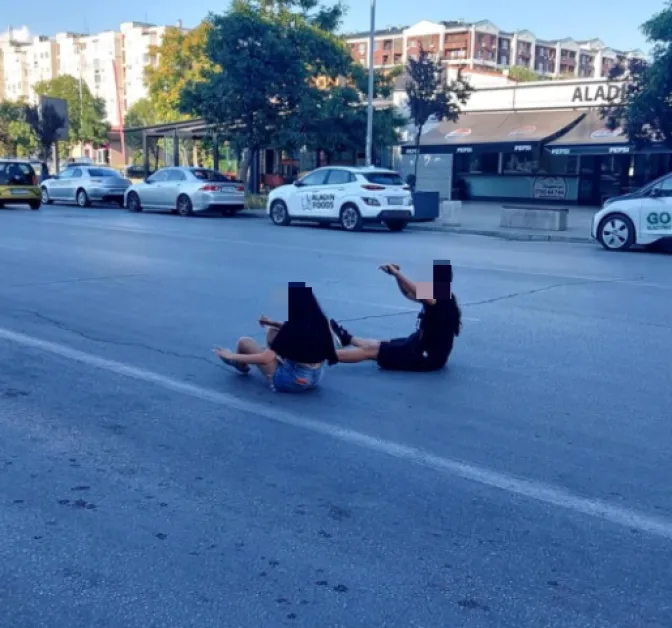 Младежи седнаха на пътя в Пловдив – безразсъдство или TikTok предизвикателство?
