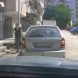 "Ама то няма количка": Шофьорка блокира стълби към пункт за детска храна