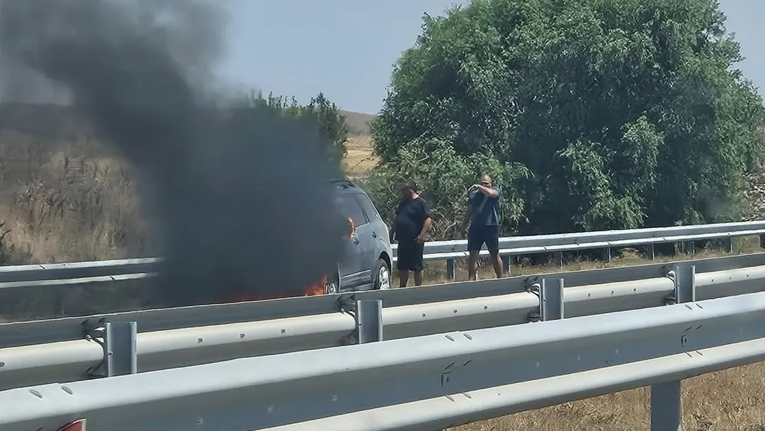 Автомобил пламна на АМ "Тракия", издига се гъст дим СНИМКА