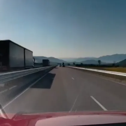 Опасна ситуация на пътя два тежкотоварни камиона бяха заснети