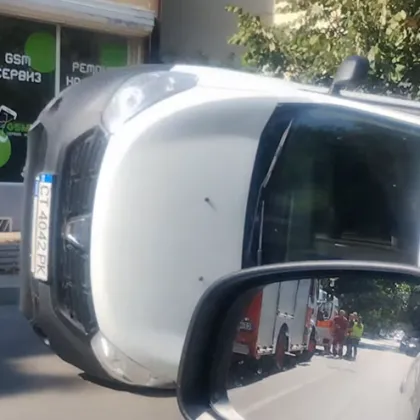 Кола се обърна странично на пътя в Стара Загора Според