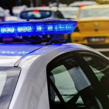 Автомобил се вряза в хора чакащи на автобусна спирка край