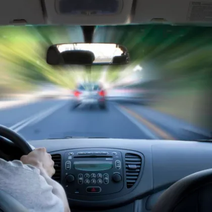 Много шофьори натискат педала на газта когато бързат да стигнат