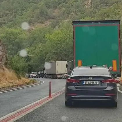 Авария на тежкотоварен автомобил доведе до сериозно задръстване по международния
