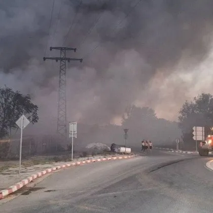 Овладяха огромния пожар в Средец