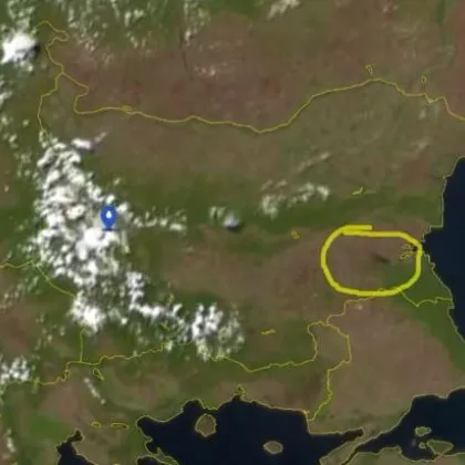 Димът от огромния пожар който избухна този следобед в Средец