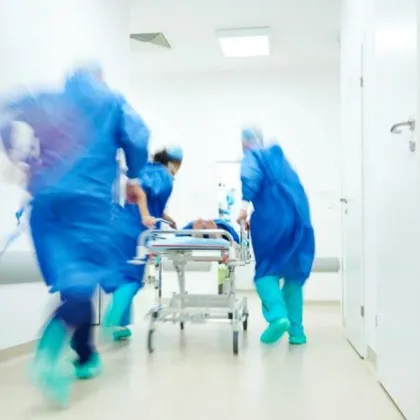 84 годишна жена пострада тежко при пожар в сухи треви в село Александрово община