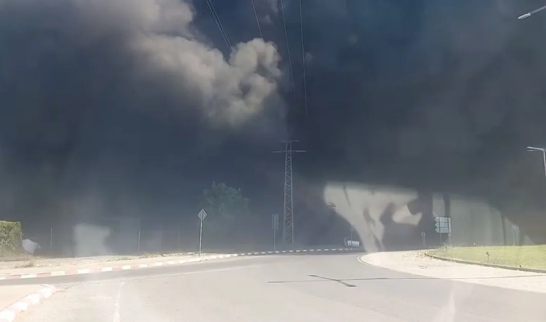 Ново ВИДЕО показва огнения ад в Средец! Гражданин: Наблюдавайте имотите си