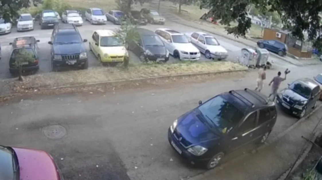Пиян-залян, строшил огледало посред бял ден, стана звезда на ВИДЕО