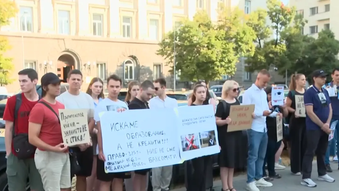Студенти отново на протест заради таксите за платено обучение