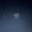 Батман? НЛО? Светещо явление озари нощното небе СНИМКИ