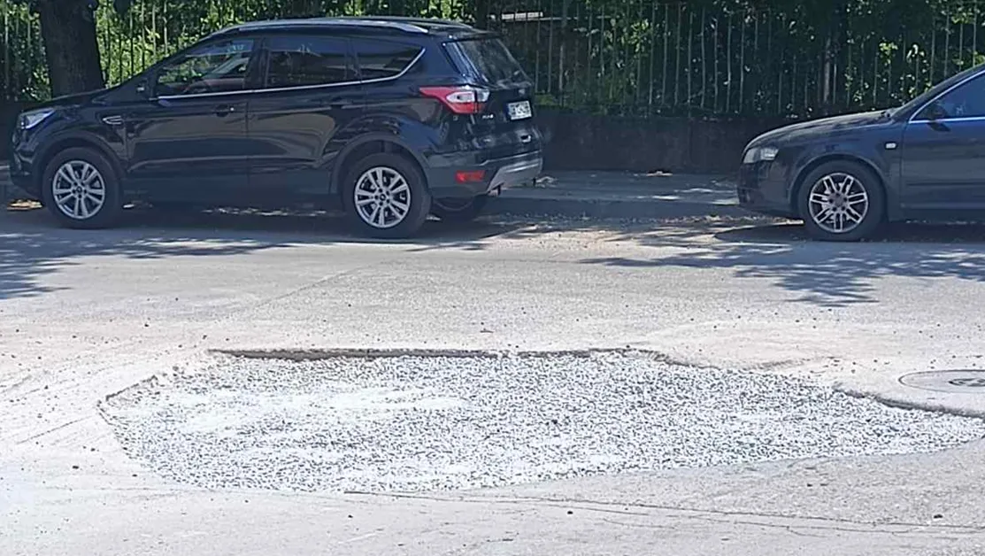 Два пъти в Търново, два пъти в сервиза: Шофьор предупреди за опасна дупка