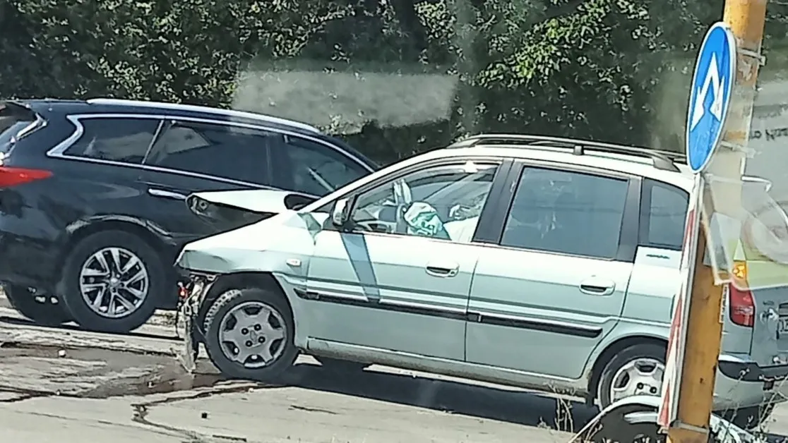 Две коли се удариха в София СНИМКИ